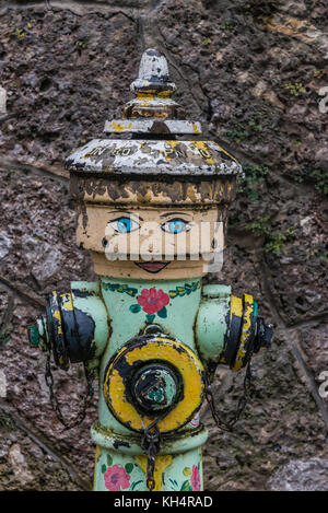 Street Scene dekoriert mit Hydranten in der alten mittelalterlichen Stadt Kufstein an der Grenze zum österreichischen Tirol und Bayern. Stockfoto