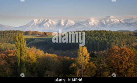 Blick auf Tokachi Gebirgskette im Herbst, biei Hokkaido in Japan. Stockfoto