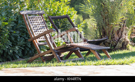 Zwei weiße Stühle an der Waterfront, griechische Garten Stockfoto