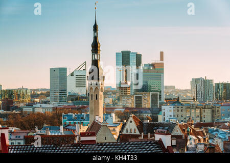 Tallinn, Estland. Turm von Tallinn Rathaus auf dem Hintergrund der modernen Architektur. älteste Rathaus im Baltikum und in Skandinavien. Stockfoto