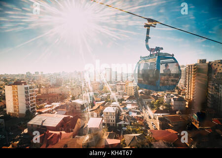 Batumi, Adscharien, Georgia. Sonne scheint durch die Fenster in Aerial lift Seilbahnen im sonnigen Sommertag. Anhänger Straße ist Örtliche Sehenswürdigkeiten Stockfoto