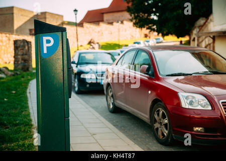 Parken der Maschine in der Nähe der Parkplätze. die Maschine mit der elektronischen Zahlung, die eine Genehmigung zu Parken Auto Stockfoto