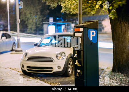 Parken der Maschine in der Nähe der Parkplätze in der Nacht. Maschine mit elektronischen Zahlungsmitteln, die Ausgaben einer Erlaubnis zu Parken Auto Stockfoto