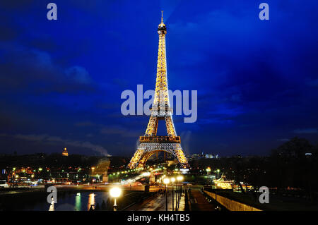 Paris, Frankreich, 28. Februar 2014: Eiffelturm malerische Aussicht bei Nacht blaue Stunde, Paris, Frankreich, Europa Stockfoto