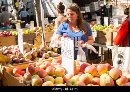 79Th Street Greenmarket, Bauernmarkt, in der Columbus Avenue, New York City, NY, Vereinigte Staaten von Amerika. Stockfoto