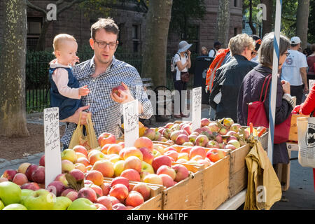 79Th Street Greenmarket, Bauernmarkt, in der Columbus Avenue, New York City, NY, Vereinigte Staaten von Amerika. Stockfoto