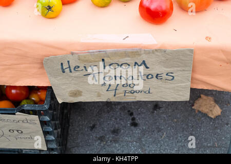 Heirloom Tomaten zum Verkauf an der 79th Street Greenmarket, Bauernmarkt, in der Columbus Avenue, New York City, NY, Vereinigte Staaten von Amerika. Stockfoto