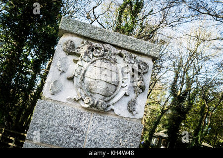 Die Familie Basset Wappen auf einer Säule am Eingang Zum Tehidy Country Park in Cornwall UK Stockfoto
