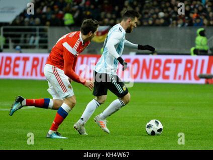 Moskau, Russland - 11. November 2017. Russische Mittelfeldspieler Daler Kuzyaev und Argentinien National Football Team Captain Lionel Messi beim Internationalen te Stockfoto