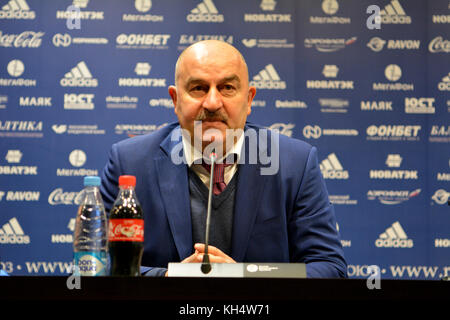 Moskau, Russland - 11. November 2017. Die russische Nationalmannschaft Trainer Stanislav Cherchesov auf einer Pressekonferenz nach internationalen Test Match Aga Stockfoto