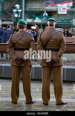 Zwei Soldaten in der Nähe von Cenotaph mit damit wir Poster im Hintergrund vergessen. Erinnerung Tag der Parade. Bristol 2017 Stockfoto