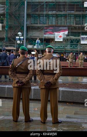 Zwei Soldaten in der Nähe von Cenotaph mit damit wir Poster im Hintergrund vergessen. Erinnerung Tag der Parade. Bristol 2017 Stockfoto