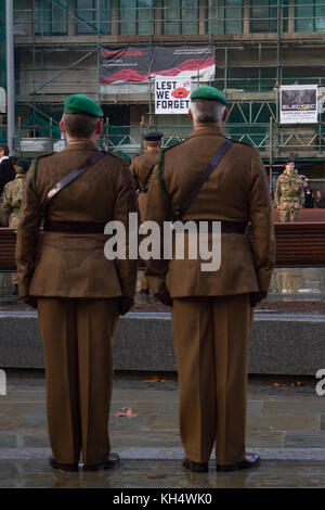 Zwei Soldaten in der Nähe von Cenotaph mit damit wir Poster im Hintergrund vergessen. Erinnerung Tag der Parade. Bristol 2017 Stockfoto