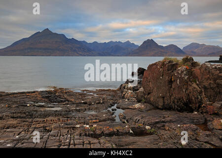 Blick auf die CULLINS von elgol Strand Insel Skye Stockfoto