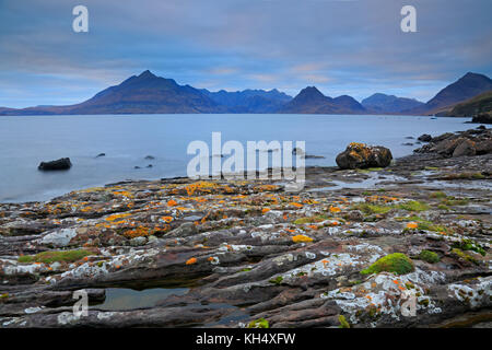 Blick auf die CULLINS von elgol Strand Insel Skye Stockfoto