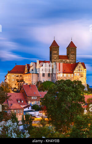 Blick auf das Schloss von Quedlinburg bei Nacht Stockfoto