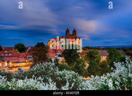 Blick auf das Schloss von Quedlinburg bei Nacht Stockfoto