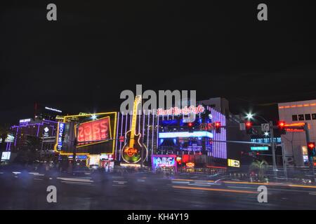 Las Vegas, Nevada - Juli 24, 2017: Nachtansicht der Hard Rock Cafe auf dem Strip. Das Hard Rock anmelden, um eine Gibson Les Paul Gitarre in La iii eingebettet ist. Stockfoto