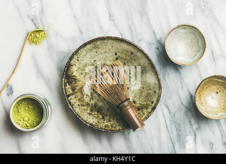 Japanische Werkzeuge und Schalen für die Zubereitung von Matcha Tee, Ansicht von oben Stockfoto