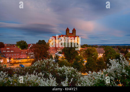 Blick auf das Schloss von Quedlinburg bei Nacht Stockfoto