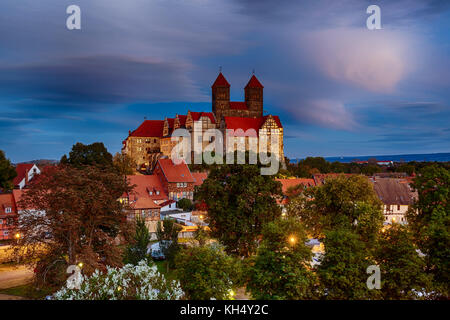 Blick auf das Schloss von Quedlinburg bei Nacht Stockfoto