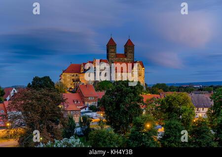 Blick auf das Schloss von Quedlinburg bei Nacht Stockfoto