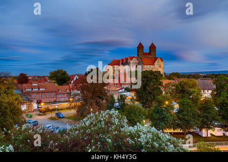 Blick auf das Schloss von Quedlinburg bei Nacht Stockfoto