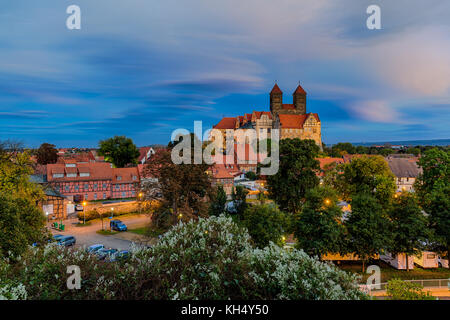 Blick auf das Schloss von Quedlinburg bei Nacht Stockfoto