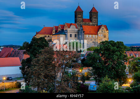 Blick auf das Schloss von Quedlinburg bei Nacht Stockfoto