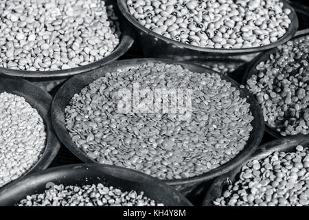 Verschiedene Impulse in einer Plastikschüssel. Stockfoto
