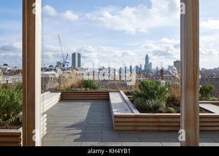 Garten mit Blick über die City von London. 55 Victoria Street, London, Vereinigtes Königreich. Architekt: Steif+Trevillion Architekten, 2017. Stockfoto