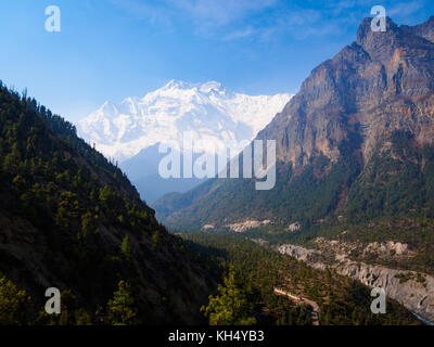 Ansicht von oben nach unten über den Fluss marsyangdi Tal und auf die Annapurna ii. aus dem Weg zu ghyaru, Annapurna Circuit trek, Nepal Stockfoto