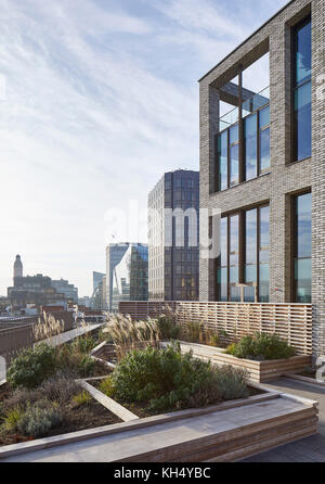 Außenansicht von überdachten Garten mit Blick auf London. 55 Victoria Street, London, Vereinigtes Königreich. Architekt: Steif+Trevillion Architekten, 2017. Stockfoto