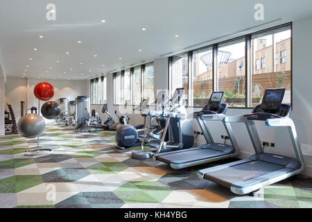 Fitnessraum Interieur. 55 Victoria Street, London, Vereinigtes Königreich. Architekt: Steif+Trevillion Architekten, 2017. Stockfoto