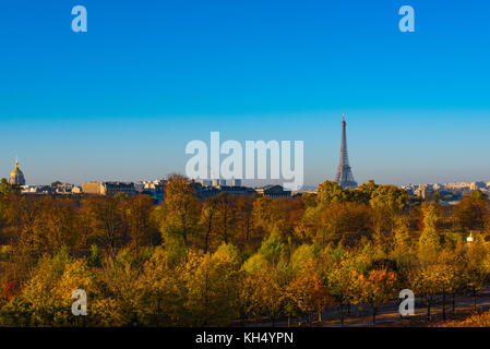Aus über die Tuilerie Gärten, ein Blick auf den Eiffelturm auf einer klaren Herbsttag Stockfoto