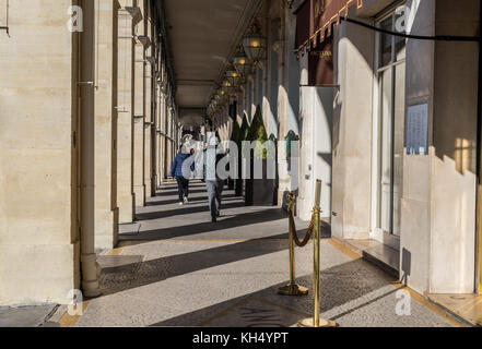 Paris, Frankreich -- 7. November 2017 -- Menschen gehen an den Geschäften, Restaurants und Hotels in der Rue de Rivoli in Paris vorbei. Nur Redaktionelle Verwendung. Stockfoto