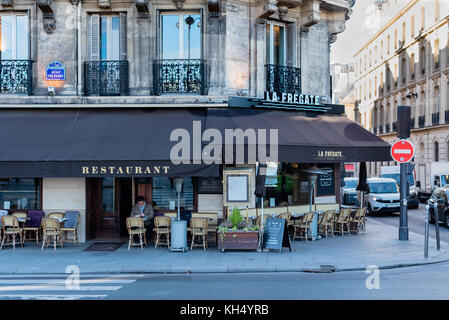 Paris, Frankreich - 7 November, 2017 - ein Mann sitzt in einem Pariser Straßencafe eine Tasse Kaffee. redaktionelle Verwendung nur. Stockfoto