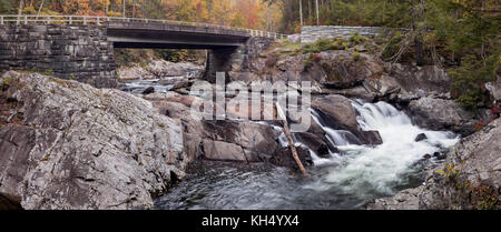 Die Waschbecken sind eine der beliebtesten Sehenswürdigkeiten entlang Little River Gorge Road. Sie sind in den 1800er Jahren, wenn eine Flut erstellt einen riesigen Stau Anmelden bei einer S-Kurve in den kleinen Fluss erstellt wurden. Zu der Zeit, in der Ingenieure beschlossen, Dynamit den Pfosten abmelden. Es funktionierte, sondern auch ein grosses Loch in das Grundgestein zugrunde liegenden Stream. Dies führt dazu, dass der Wasserfall, der nun Teil des sinkt. Während ein beliebter Ort für Nass im Sommer ist es auch sehr gefährlich. die Ströme sind hier extrem stark und unten. gab es mehrere Todesfälle an dieser Stelle o Stockfoto