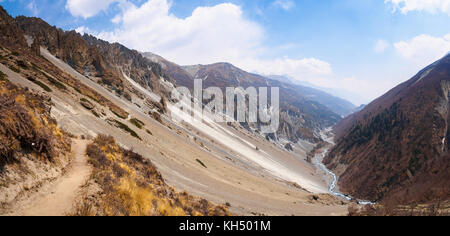 Tückischen Pfad durch das instabile Geröllhalden en route base camp in die Annapurna Himalaya in Nepal tilicho Stockfoto