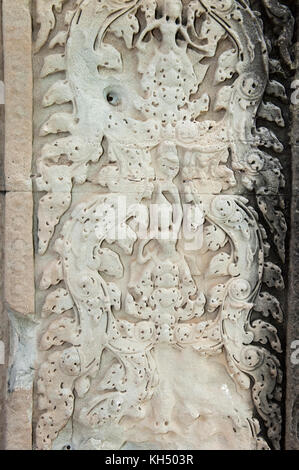 Erodiert bas-relief geschnitzt Radierungen sind ein historischer Datensatz entlang der Korridore von Angkor Wat in Kambodscha Stockfoto