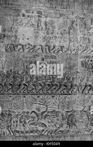 Erodiert bas-relief geschnitzt Radierungen sind ein historischer Datensatz entlang der Korridore von Angkor Wat in Kambodscha Stockfoto