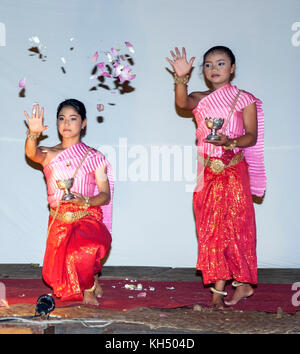 Junge kambodschanische Mädchen werfen Blütenblätter als Teil einer traditionellen Tanz Performance Stockfoto