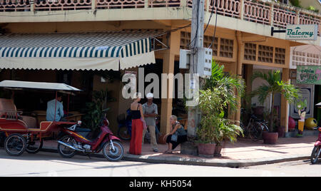 Touristen zu Fuß in den Pub Street (Bar Street) Bereich von Siem Reap am Tag Zeit. Kambodscha Stockfoto