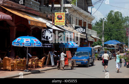 Touristen zu Fuß in den Pub Street (Bar Street) Bereich von Siem Reap am Tag Zeit. Kambodscha Stockfoto