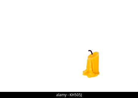 Gelöscht gelbe Kerze auf weißem Hintergrund Stockfoto
