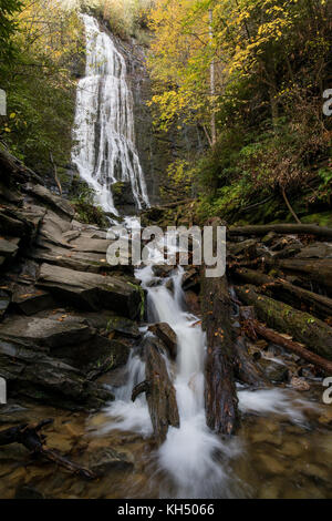 Mingo falls sind ca. 120 Meter hoch und der höheren Wasserfällen im südlichen Appalachians. Der fällt auch inoffiziell bekannt als Big Bear fällt, das ist die übersetzte Bedeutung von Mingo fällt. Die Fälle sind leicht big Cove Road außerhalb Cherokee erreicht. Die Wanderung ist nur 0,40 Meilen, aber relativ steilen entlang einer Treppe bis zur Seite der Berge. Stockfoto