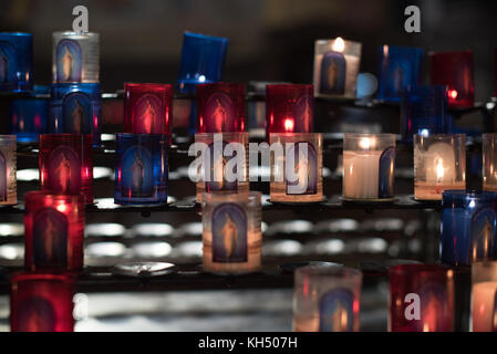 Lyon, Frankreich - November 6, 2017 -- Kerzen in der bassilica der notre-dame De Fourviere. Nur die redaktionelle Nutzung Stockfoto