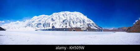 Panoramabild des Weißen gefrorene Wasserfläche des Tilicho See in die Annapurna Himalaya, Nepal Stockfoto