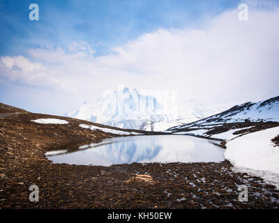 Berg Reflexion in kleinen Gletschersee oberhalb Tilicho See in die Annapurna Himalaya Nepal Stockfoto