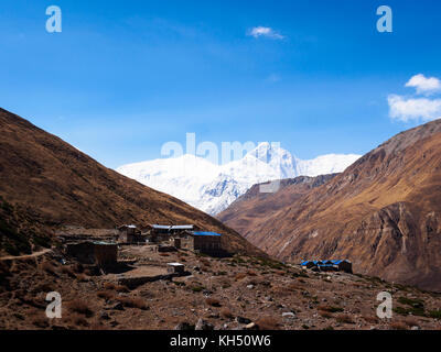 Kleine Cluster von Pensionen an ledar, mit gangapurna und Annapurna iii im Hintergrund. Annapurna Circuit trek, Nepal Stockfoto